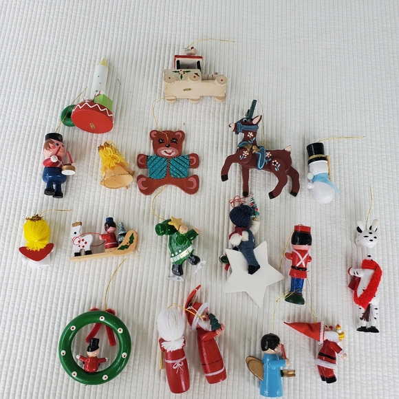 18 Wood Christmas Ornaments 2"-5" Vintage Green Red Wooden Holiday Santa Angel - Picture 6 of 10